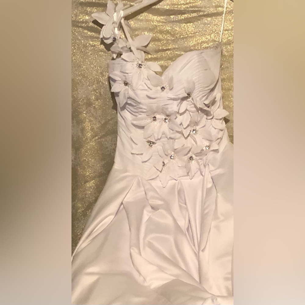 Gorgeous brand new ivory white wedding gown